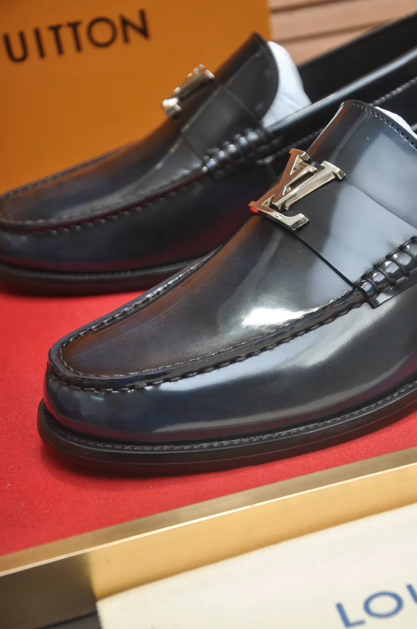 Men's men's shoes 💰560💶 [LV] (original single cowhide lining) 🍀LV's latest genuine leather business suit shoes are launched simultaneously on the official website. The first-layer cowhide imported from Italy is made of heavy gold, 💥1:1 rubber outsole from the official website. Versatile to wear, high-end without losing class, and the color combination is extraordinary. This four-season style is alluring when worn on your feet, showing off your big-name flair. Standard code 38-44 (45 customized)